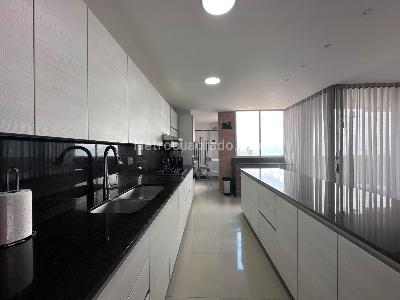 Apartamento de 3 alcobas en venta en El Tesoro, Medellín, 220 m² · foto 8 de 19
