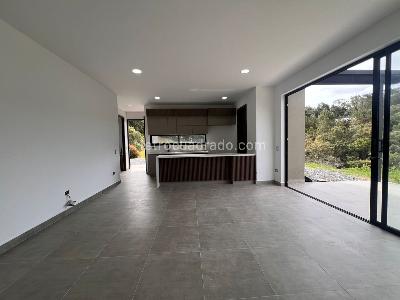 Casa de 3 alcobas en arriendo en Envigado, Envigado, 2000 m² · foto 2 de 18