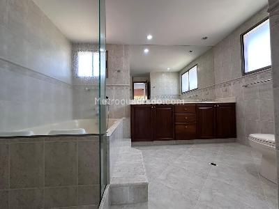 Casa de 4 alcobas en arriendo en El Poblado, Medellín, 900 m² · foto 16 de 20