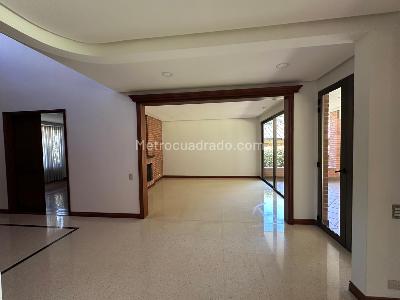 Casa de 4 alcobas en arriendo en El Poblado, Medellín, 900 m² · foto 2 de 20