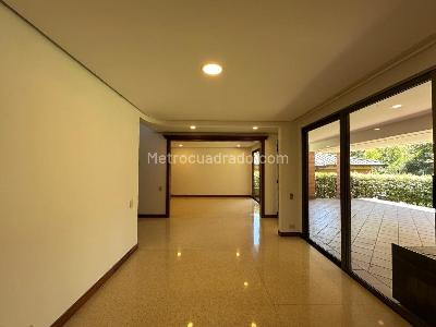 Casa de 4 alcobas en arriendo en El Poblado, Medellín, 900 m² · foto 3 de 20