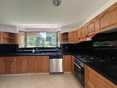 Casa de 4 alcobas en arriendo en El Poblado, Medellín, 900 m² · foto 6 de 20