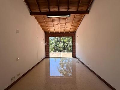 Casa de 4 alcobas en arriendo en El Poblado, Medellín, 900 m² · foto 7 de 20