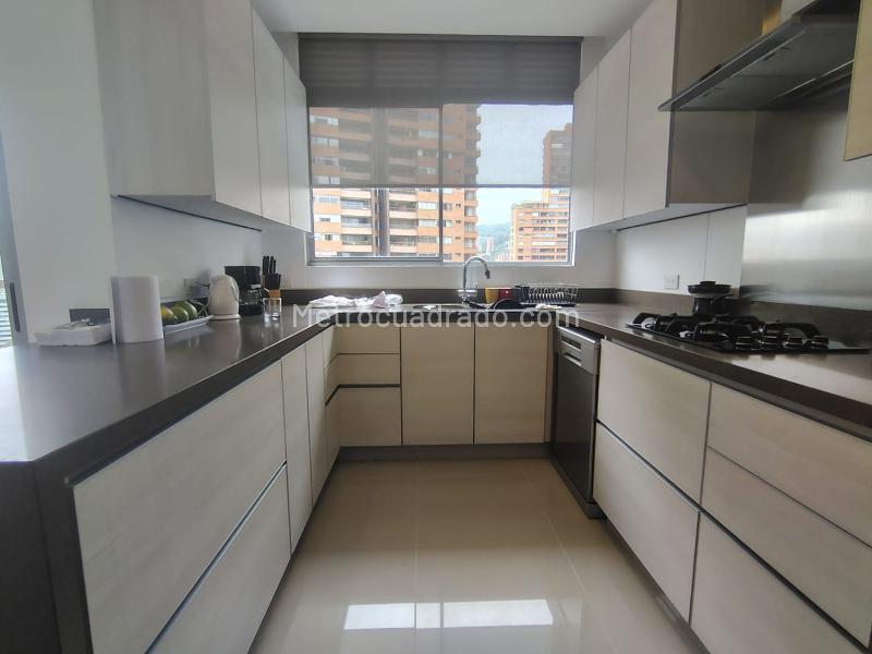 Apartamento en Arriendo, EL POBLADO, Medellín - Więcej