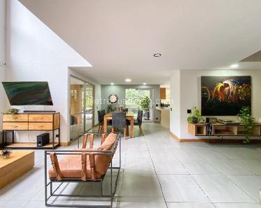 Casa de 3 alcobas en venta en Envigado, Envigado, 610 m² · foto 2 de 8
