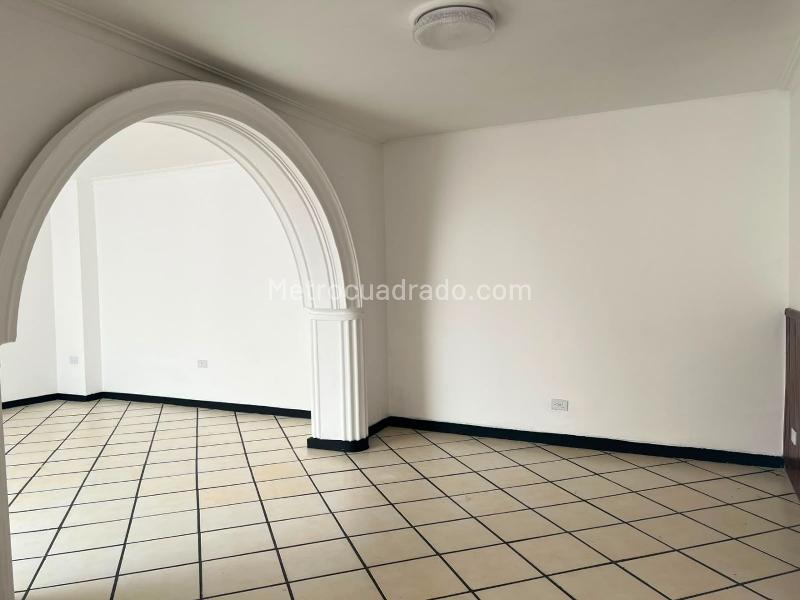 Casa en arriendo en Envigado (Conjunto Cerrado) - 2