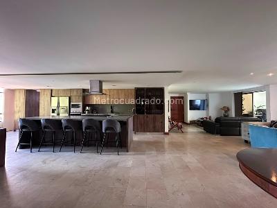 Apartamento de 4 alcobas en venta en El Poblado, Medellín, 286 m² · foto 3 de 18