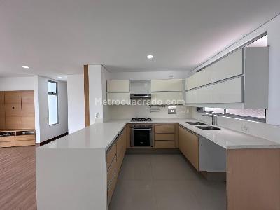 Apartamento de 2 alcobas en venta en El Poblado, Medellín, 115 m² · foto 7 de 18