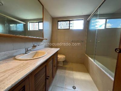 Apartamento de 4 alcobas en venta en El Poblado, Medellín, 230 m² · foto 15 de 16