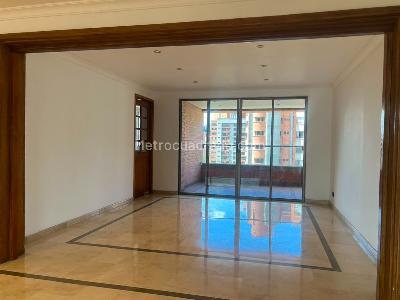 Apartamento de 3 alcobas en arriendo en El Poblado, Medellín, 211 m² · foto 14 de 18