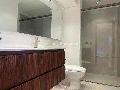 Apartamento de 3 alcobas en arriendo en El Poblado, Medellín, 211 m² · foto 17 de 18