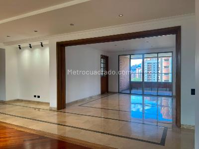 Apartamento de 3 alcobas en arriendo en El Poblado, Medellín, 211 m² · foto 3 de 18