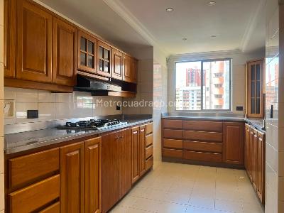 Apartamento de 3 alcobas en arriendo en El Poblado, Medellín, 211 m² · foto 8 de 18