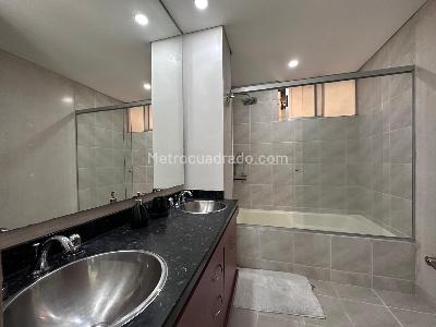 Apartamento de 2 alcobas en venta en El Poblado, Medellín, 135 m² · foto 19 de 20