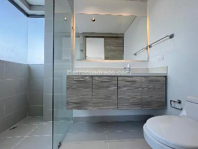 Apartamento de 2 alcobas en arriendo en El Poblado, Medellín, 128 m² · foto 16 de 17