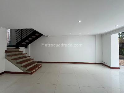 Casa en arriendo en El Poblado, Medellín · foto 2 de 19