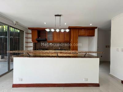 Casa en arriendo en El Poblado, Medellín · foto 4 de 19
