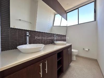 Apartamento de 3 alcobas en venta en El Poblado, Medellín, 130 m² · foto 18 de 19