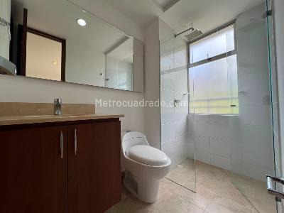 Apartamento de 2 alcobas en arriendo en El Poblado, Medellín, 64 m² · foto 12 de 14