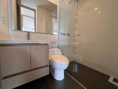 Apartamento de 2 alcobas en arriendo en El Poblado, Medellín, 79 m² · foto 9 de 10