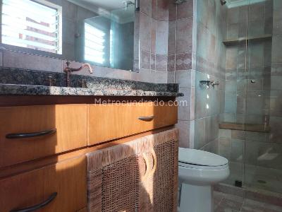 Apartamento de 2 alcobas en venta en El Poblado, Medellín, 183 m² · foto 16 de 18