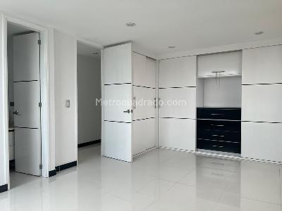 Apartamento de 2 alcobas en venta en El Poblado, Medellín, 74 m² · foto 5 de 12