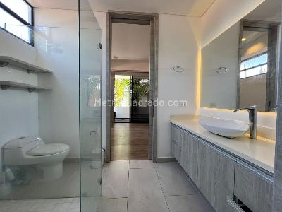 Casa de 4 alcobas en venta en El Poblado, Medellín, 940 m² · foto 15 de 20