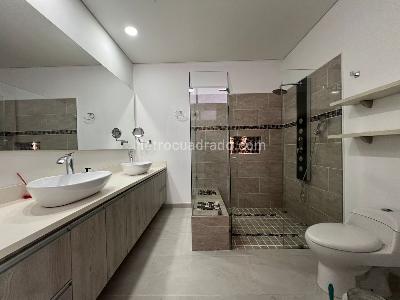 Casa de 4 alcobas en venta en El Poblado, Medellín, 940 m² · foto 16 de 20