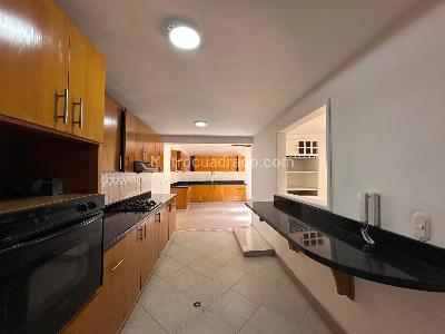 Casa de 4 alcobas en venta en El Poblado, Medellín, 261 m² · foto 7 de 19