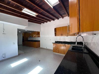 Casa de 4 alcobas en venta en El Poblado, Medellín, 261 m² · foto 8 de 19