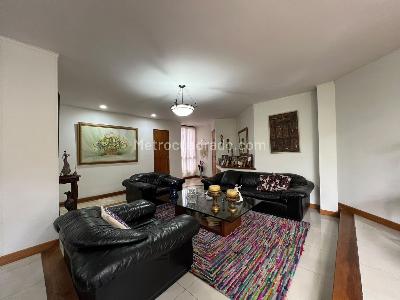 Apartamento de 3 alcobas en venta en El Poblado, Medellín, 156 m² · foto 2 de 13