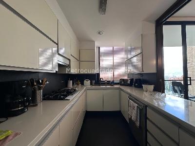 Apartamento de 3 alcobas en venta en El Poblado, Medellín, 192 m² · foto 7 de 19