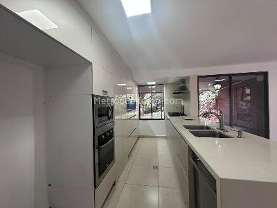 Casa de 3 alcobas en arriendo en El Poblado, Medellín, 420 m² · foto 4 de 18