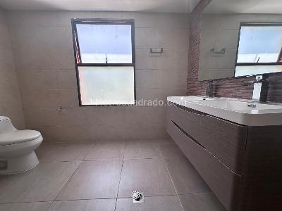 Casa de 3 alcobas en arriendo en El Poblado, Medellín, 420 m² · foto 14 de 18
