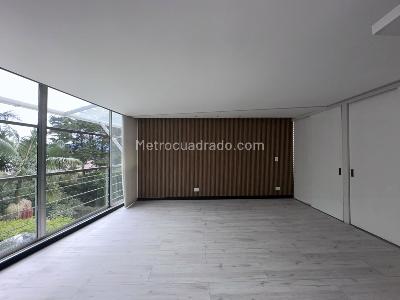 Casa de 4 alcobas en arriendo en El Poblado, Medellín, 450 m² · foto 2 de 20