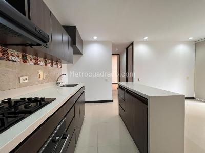 Apartamento de 2 alcobas en arriendo en El Poblado, Medellín, 70 m² · foto 3 de 11