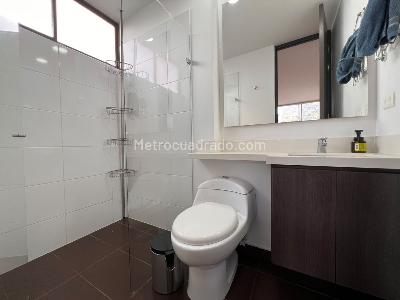 Apartamento de 2 alcobas en arriendo en Altos Del Poblado, Medellín, 87 m² · foto 12 de 13