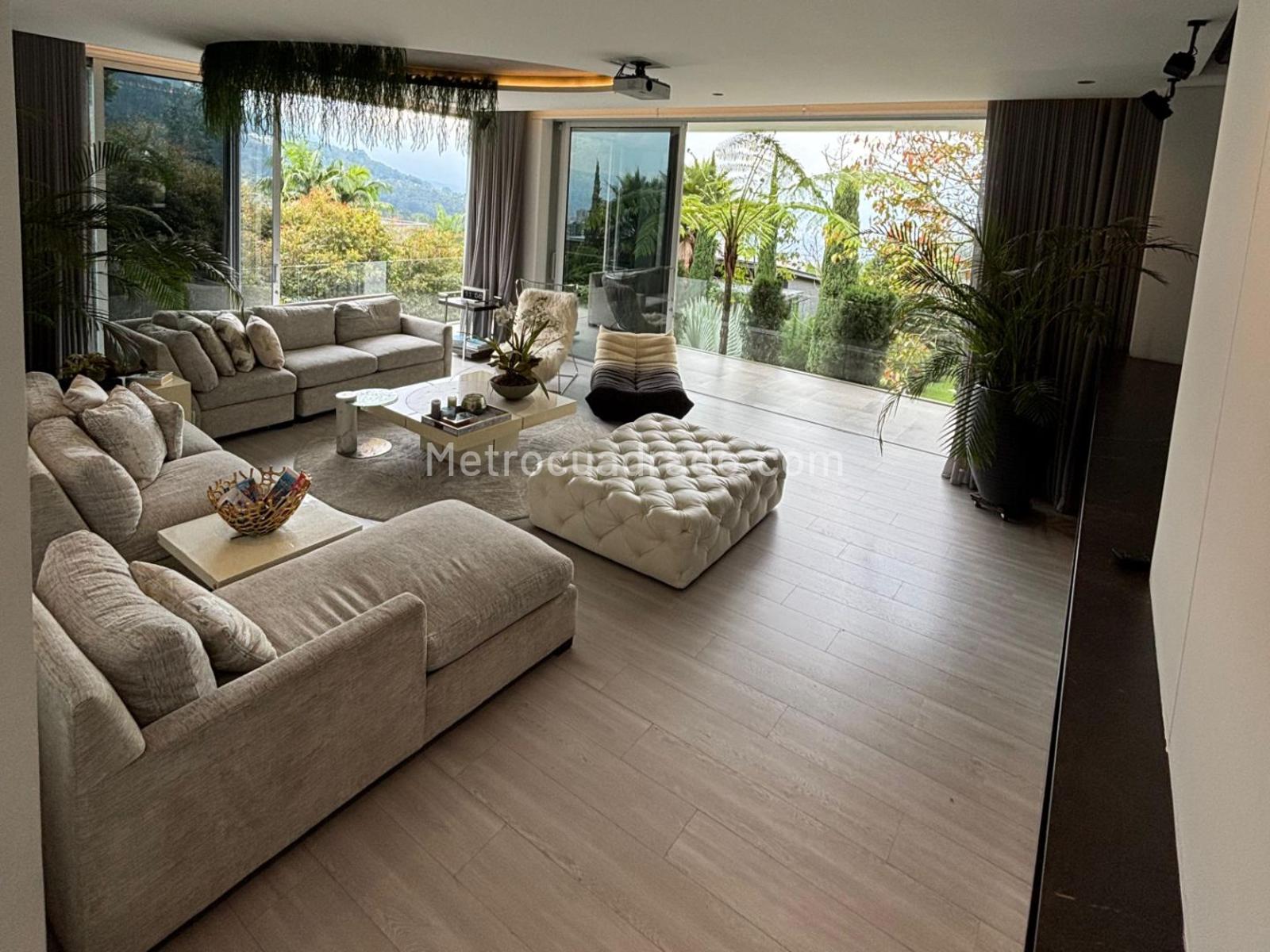 Casa de 4 habitaciones en venta en El Poblado, Medellín — imagen 1 de 19