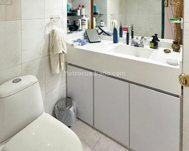 Apartamento de 3 alcobas en venta en El Castillo, Medellín, 137 m² · foto 13 de 14