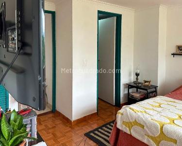 Apartamento de 3 alcobas en venta en El Castillo, Medellín, 137 m² · foto 8 de 14