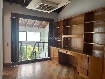 Casa de 3 alcobas en arriendo en Los Balsos, Medellín, 330 m² · foto 12 de 17