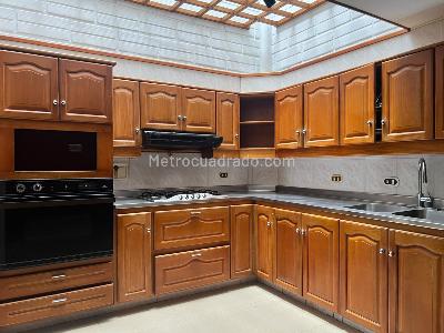 Casa de 3 alcobas en arriendo en Los Balsos, Medellín, 330 m² · foto 6 de 17