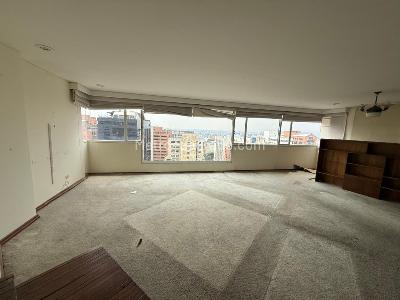 Apartamento de 3 alcobas en venta en Los Rosales, Bogotá, 184 m² · foto 2 de 10