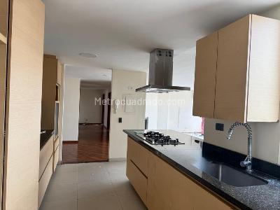 Apartamento de 3 alcobas en venta en Los Rosales, Bogotá, 184 m² · foto 7 de 10