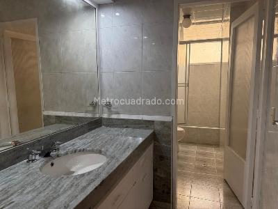 Apartamento de 3 alcobas en venta en Los Rosales, Bogotá, 184 m² · foto 8 de 10