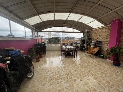 Casa de 5 alcobas en venta en Los Cerezos, Bogotá, 216 m² · foto 2 de 20