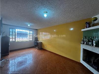 Casa de 5 alcobas en venta en Los Cerezos, Bogotá, 216 m² · foto 12 de 20
