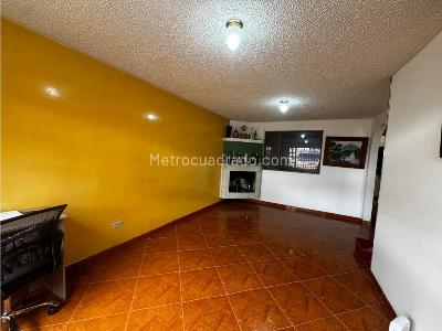 Casa de 5 alcobas en venta en Los Cerezos, Bogotá, 216 m² · foto 13 de 20