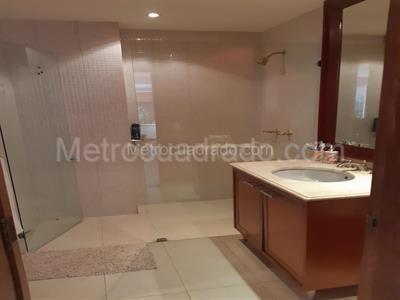 Apartamento de 3 alcobas en venta en La Carolina, Bogotá, 185 m² · foto 4 de 8