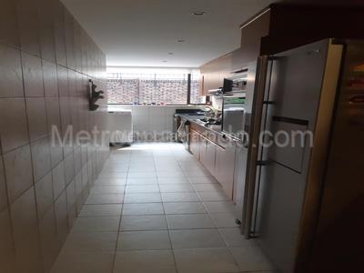 Apartamento de 3 alcobas en venta en La Carolina, Bogotá, 185 m² · foto 7 de 8